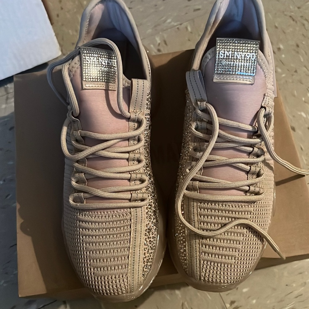 USED!!!!!!! Woman’s Steve Madden Maxima Blush